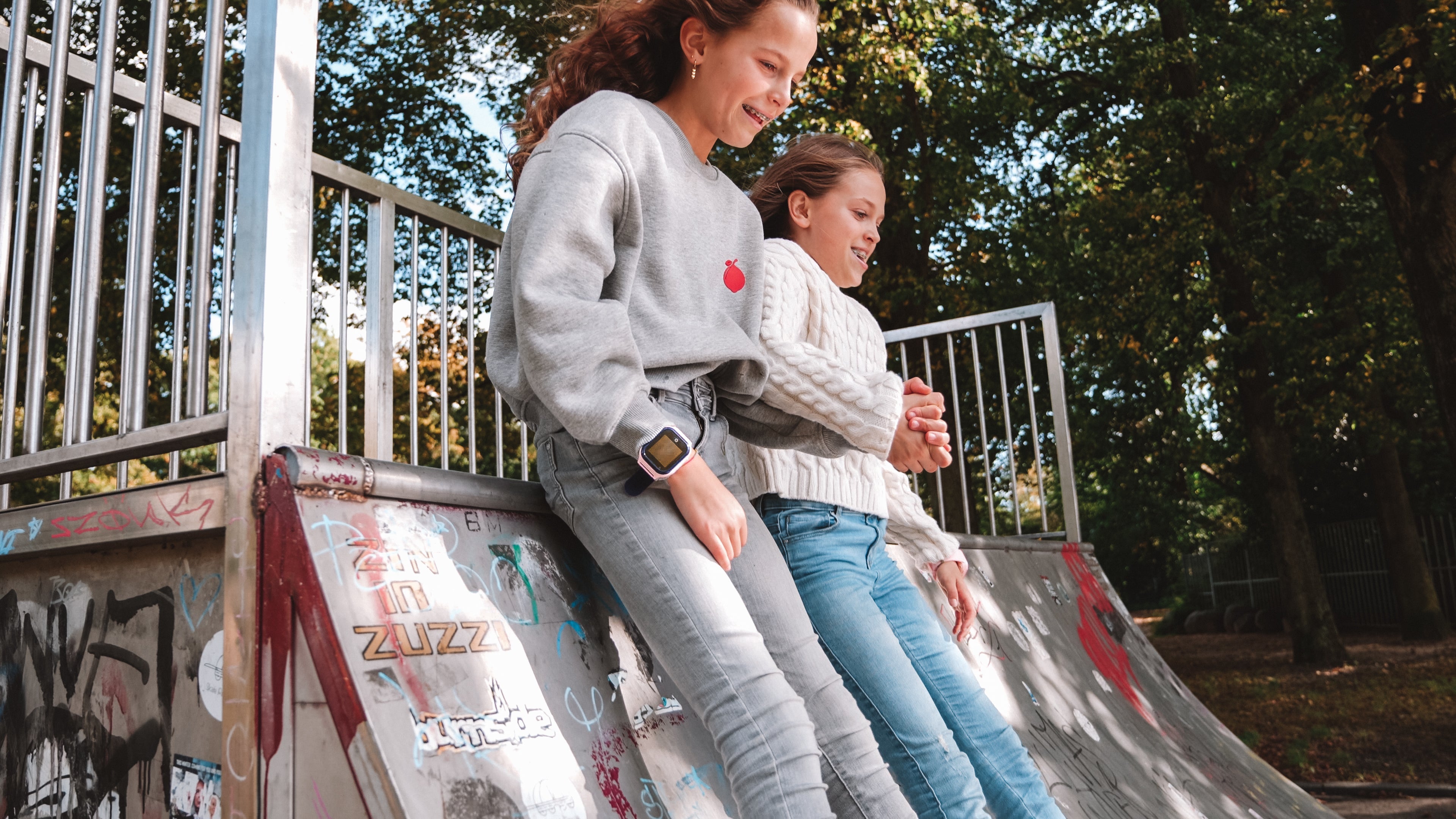 De zon schijnt: kinderen veilig buiten laten spelen met een Qlokkie smartwatch
